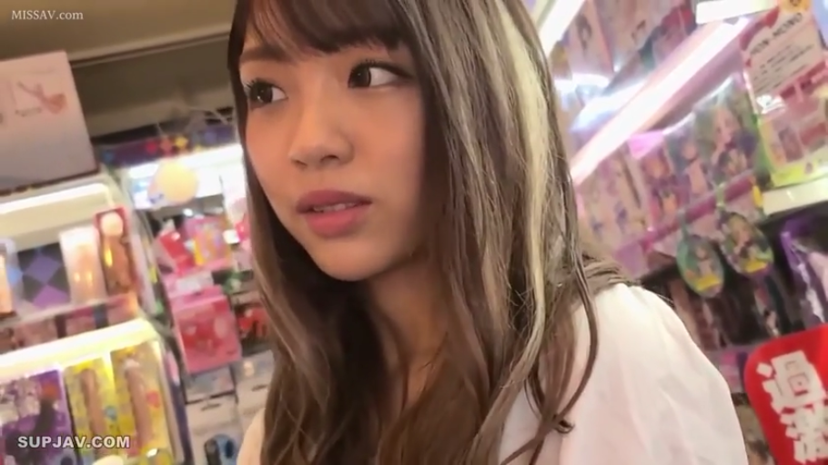 Close-up of the face · Stand · White top · 好奇 · 成人玩具 · Shopping · 成人用品店 · 挑染长发