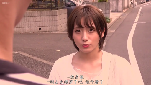 交谈 · 严肃 · 站立 · 面部特写 · 休闲装 · 剧情 · 街道