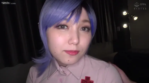 室内 · 脸部特写 · 平静 · 注视 · 正面 · 粉色衬衫 · 灯具 · 紫色假发