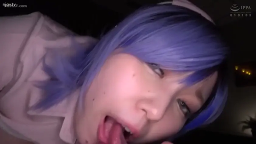 室内 · 俯身 · 迷离 · 面部特写 · 吐舌 · 假发 · 浅色衬衫 · 紫发