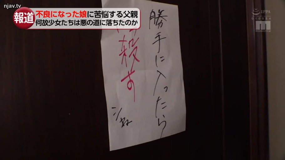 坐姿 · 面部 · 卧室 · 面对镜头 · 裸体 · 平淡 · 长发