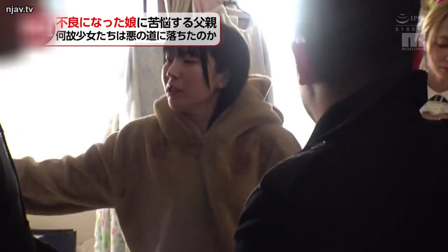 室内 · 交谈 · 严肃 · 站立 · 字幕 · 中景 · 正装