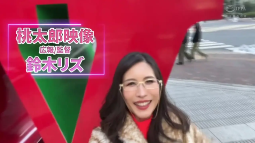 皮草大衣 · Glasses · Smile · 面部特写 · Outdoor · Brilliant · Stand facing front · 视频文字