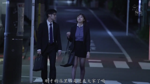 交谈 · 全身 · 站立 · 自然 · 职业装 · 手提包 · 街道 · 夜晚