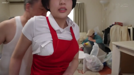 室内 · 胸部 · 站立 · 客厅 · 惊恐 · 家具 · 围裙 · 摸胸