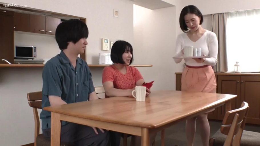 座り姿勢 · 全景 · 微笑 · チャット · 餐厅 · 休闲服