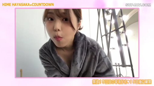 室内 · 顔のクローズアップ · 注视镜头 · 俏皮 · 身体を前傾させる · ランプホルダー · 灰色睡袍 · 视频博客