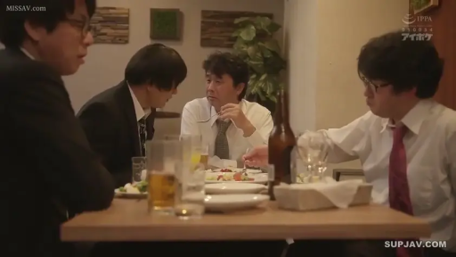 座り姿勢 · 喝酒 · 真剣 · 中景 · ネクタイ · 餐具 · 餐厅 · 社交シーン