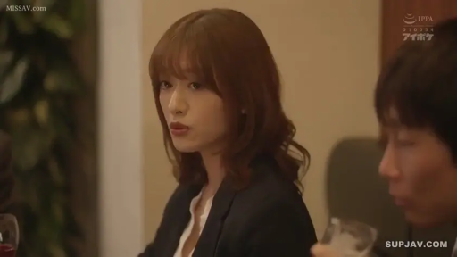 座り姿勢 · 会話 · 真剣 · 中景 · 职场女性 · 酒杯 · 餐厅 · スーツ