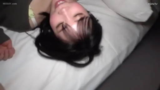 枕头 · 仰卧 · 灰色上衣 · 床上 · 呻吟 · 迷醉 · 脸部表情 · 凌乱黑发