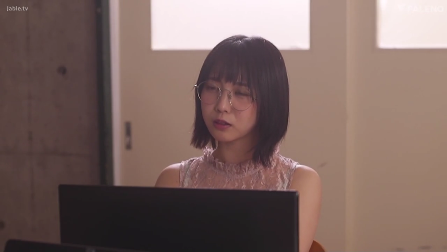 室内 · 坐姿 · 眼镜 · 专注 · 凝视 · 短发 · 中景特写 · 粉色蕾丝无袖上衣