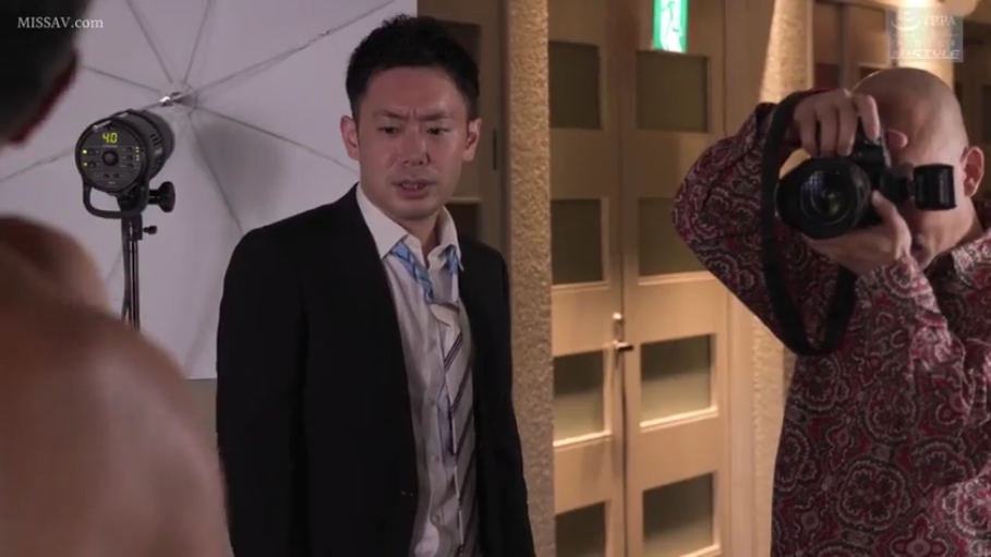 脸部 · 卧室 · 享受 · 枕头 · 裸体 · 抚摸 · 长发 · 横卧