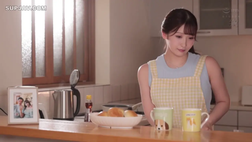 Melancholy · Stand · Medium shot · Gaze · Kitchen · Apron · Water cup · 人妻