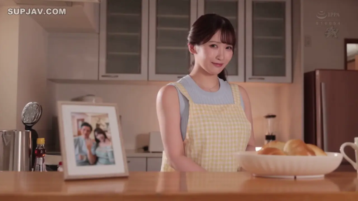 站立 · 中景 · 微笑 · 厨房 · 蓝色背心与格纹围裙 · 整理食物 · 相框与面包