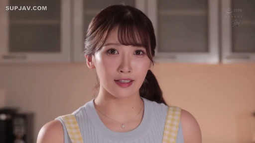 单人 · 脸部特写 · 微笑 · 项链 · 厨房 · 正面 · 看镜头 · 浅蓝针织衫