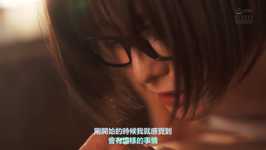 室内 · 俯身 · 眼镜 · 专注 · 口交 · 面部特写 · 裸体 · 熟女