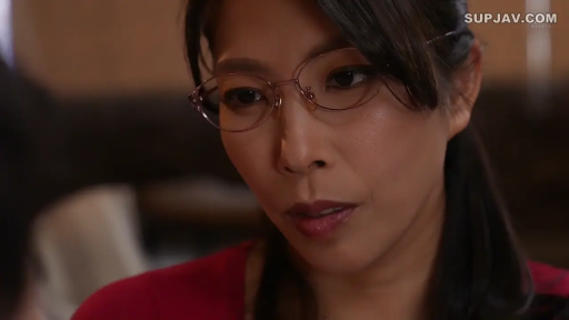 Indoor · Sitting Posture · Serious · Glasses · 面部特写 · Gaze · Mature woman · 红色上衣