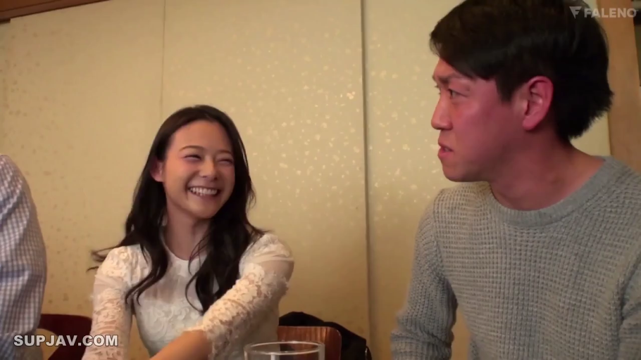 Indoor · Sitting Posture · Conversation · Medium shot · 大笑 · 蕾丝上衣 · 玻璃杯