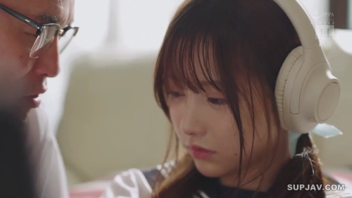 室内 · 忧郁 · 低头 · 脸部特写 · 耳机 · 水手服 · 虚化 · 戴耳机