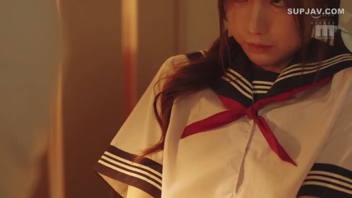 室内 · 坐姿 · 沉思 · 近景 · 水手服 · 暖色调 · 独处