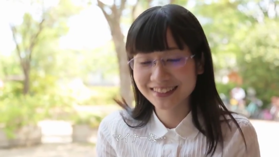 交谈 · 眼镜 · 白色衬衫 · 面部特写 · 户外 · 正面坐姿 · 羞涩微笑 · 街头采访