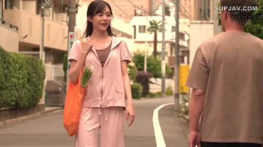 Whole body · Street · 散步 · 走姿 · 开心 · 运动装 · 购物袋 · 邻家