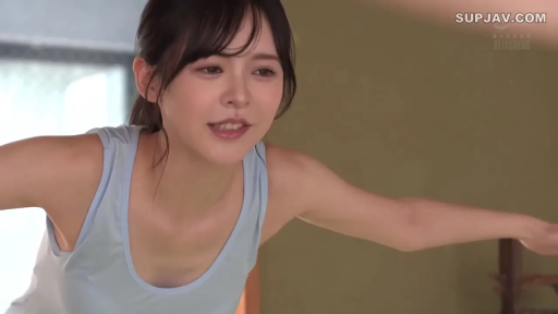 室内 · 俯身 · 微笑 · 面部特写 · 凝视 · 浅蓝色背心 · 气质