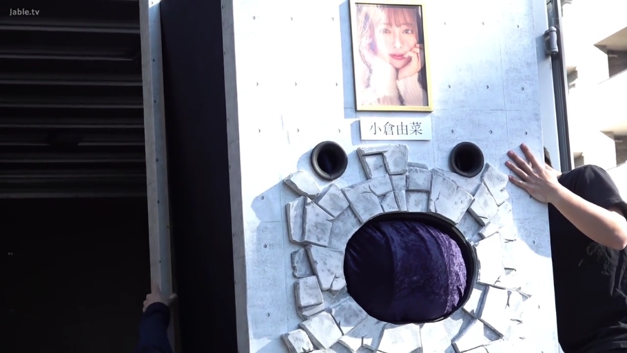 户外 · 黑色短袖 · 道具特写 · 伸手 · 触摸道具 · 巨型道具箱 · 日本AV女优小仓由菜