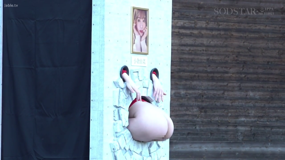 臀部 · 弯腰 · 户外 · 红色内裤