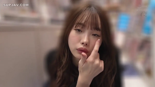 室內 · 坐姿 · 憂鬱 · 面部特寫 · 黑色上衣 · 长发女性 · 点眼角