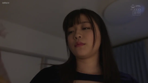 室内 · 面部 · 憂鬱 · 凝視 · 低头俯视 · 黑色露肩装 · 弱光