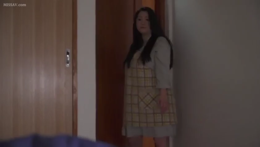 室内 · 站立 · 中景 · 观察 · 门 · 无表情 · 围裙 · 人妻