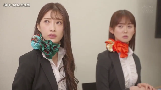 站立 · 全景 · 平静 · 厨房 · 日常 · 厨具 · 休闲居家服 · 烹饪