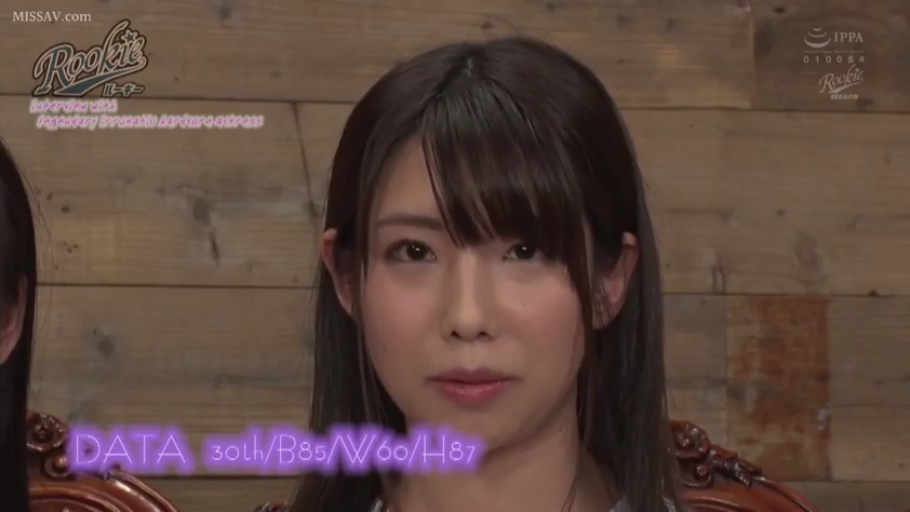 脸部特写 · 平静 · 注视 · 水印 · 浅色上衣 · 正面坐姿 · 木质背景墙