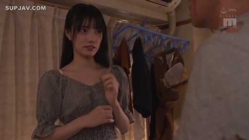 室內 · 站立 · 对视 · 上半身 · 緊張 · 晾衣架 · 格子连衣裙 · 长直发