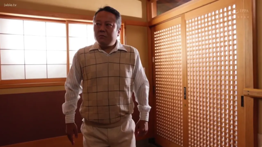 真剣 · 站立 · 针织背心 · 注視 · 日式室内 · 中年男性