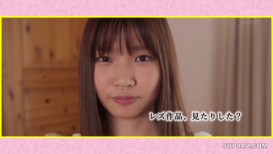 室内 · 面部 · 平静 · 注视镜头 · 正面 · 带字幕 · 白色便装