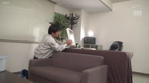 专注 · 办公室 · 沙发 · 跪姿 · 远景 · 男性 · 工装夹克 · 操作器材