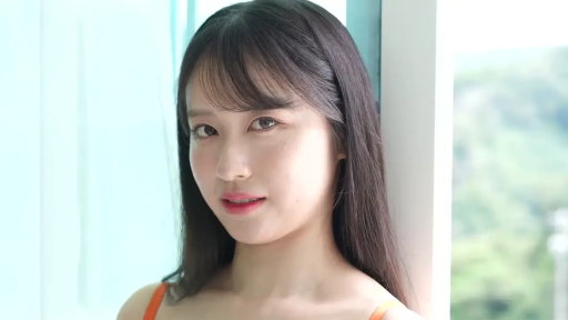 室内 · 面部 · 站姿 · 微笑 · 注视 · 吊带 · 人像