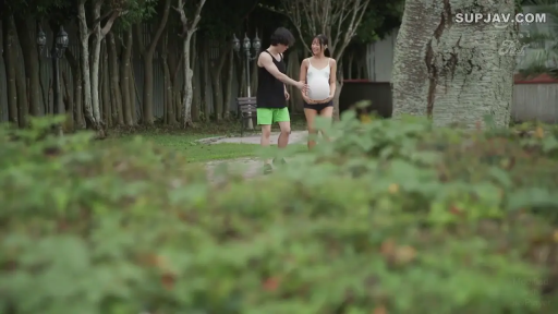 站立 · 微笑 · 远景 · 短裤 · 户外 · 散步 · 孕妇