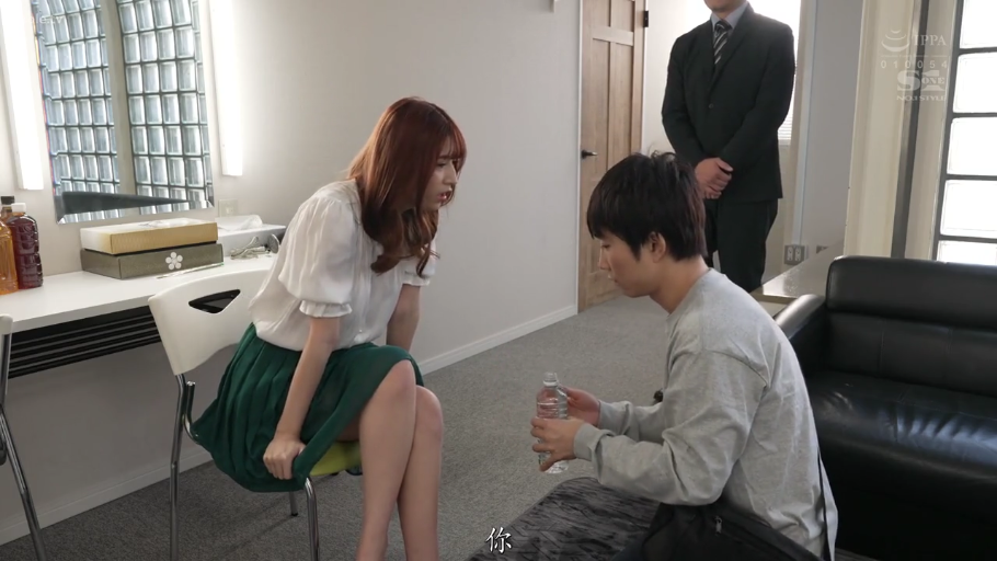 站立 · 微笑 · 手机 · 户外街道 · 街头采访 · 日常便服 · 两名女性