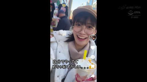 脸部特写 · 站姿 · 日系 · 户外街头 · 白色羽绒服 · 持物 · 露齿笑 · 圆框眼镜