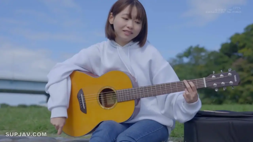 坐姿 · 全景 · 自然 · 吉他 · 卫衣 · 非色情 · 草地 · 演奏