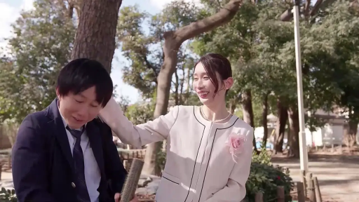 浅色外套 · 微笑 · 半身 · 公園 · 树木 · 並んで立つ · 温馨 · 摸头