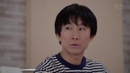 室内 · 座り姿勢 · 顔部のクローズアップ · 平静 · 注視 · 男优 · ストライプTシャツ