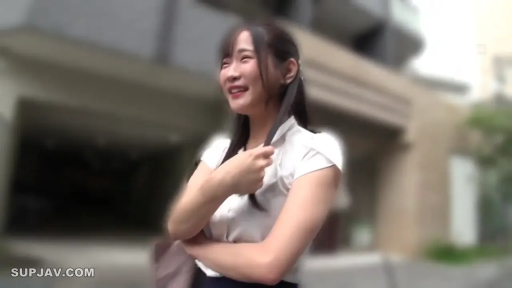 愉悦 · 手撩头发 · 微笑 · 白色短袖衬衫 · 半身特写 · 职场女性 · 手提包 · 户外建筑前