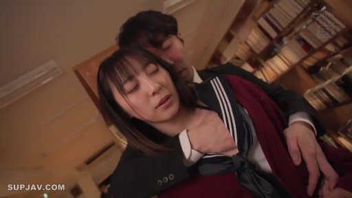室内 · 站姿 · 居家服 · 日常 · 手部特写 · 玻璃杯 · 触碰物品