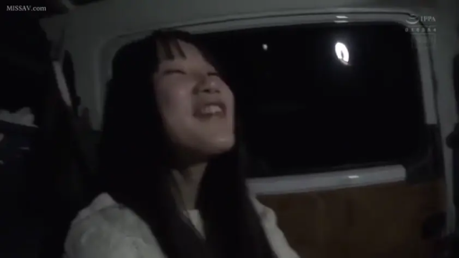 坐姿 · 脸部特写 · 陶醉 · 白色上衣 · 车内 · 仰头 · 夜晚 · 车窗