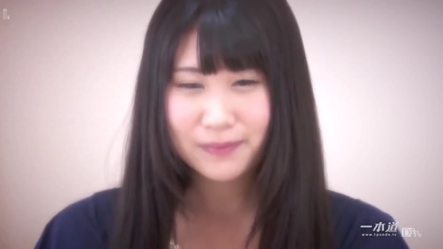 室内 · 脸部特写 · 微笑 · 面对镜头 · 深色上衣 · 正面 · 黑长直