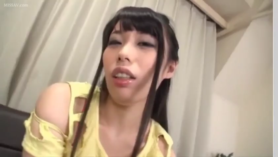 室内 · 脸部特写 · 迷离 · 对视 · 长发 · 正面 · 黄色破洞背心